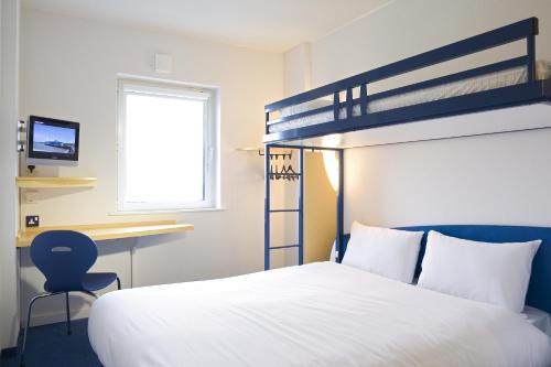 1 double bed, 1 twin bed