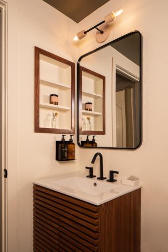Bathroom, Hotel Marina Riviera in Big Bear Lake (CA)
