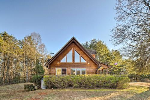 Quaint Cabin with Loft 10 Mi to Lake Lure! in Lake Lure, USA