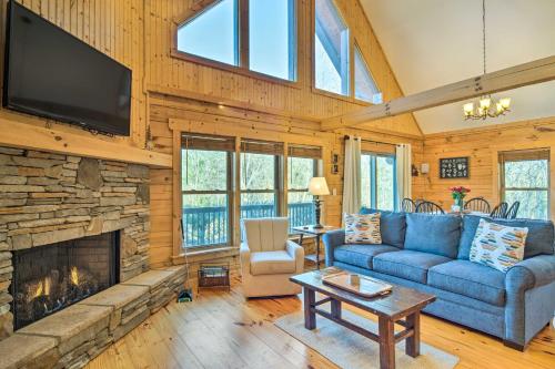 Quaint Cabin with Loft 10 Mi to Lake Lure! in Lake Lure, USA