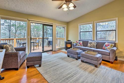 Cozy Table Rock Lake Vacation Rental with Deck in Golden, USA