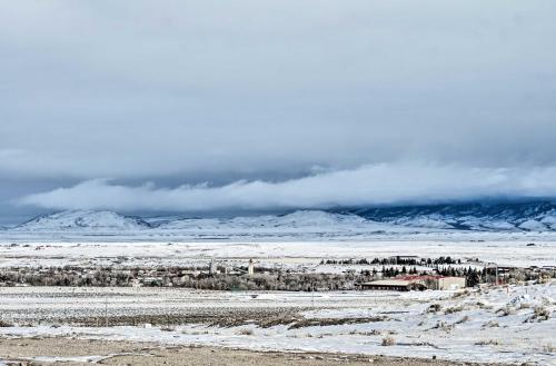 Spacious Saratoga Condo with Mountain Views! in Saratoga (WY)
