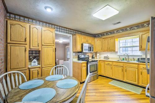 Pet-Friendly Clarksville Home with Central AandC in Clarksville, USA