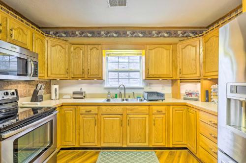 Pet-Friendly Clarksville Home with Central AandC in Clarksville, USA