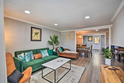 . Private Yard and Fire Pit Commerce Home!