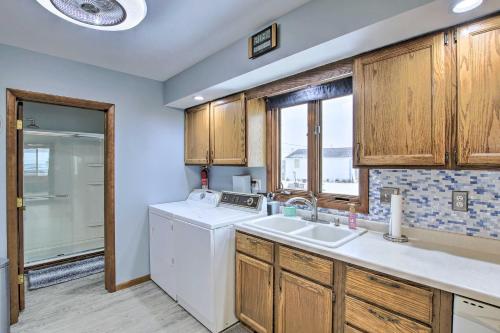 Two Rivers Thiede House - Walk to Lake Michigan! Two Rivers Thiede House - Walk to Lake Michigan!