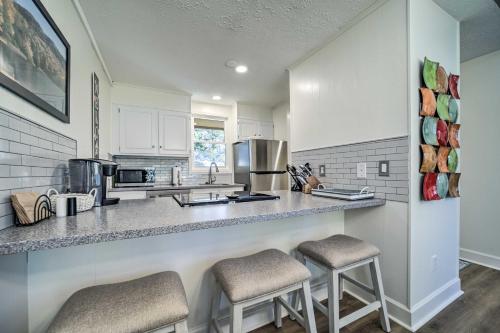 Sapphire Home with Grill and Pool Access in Sapphire, USA