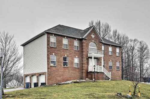 Pet-Friendly Apollo Home with Furnished Deck! in New Kensington, USA