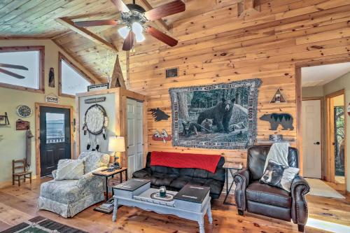 Cozy Murphy Cabin with Fire Pit and Deck in Salem, USA