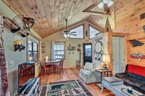 Cozy Murphy Cabin with Fire Pit and Deck in Salem, USA