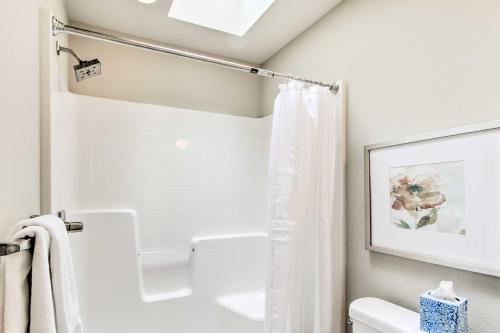 Ocean Shores Home with Hot Tub - Walk to Beach Canal - image 6