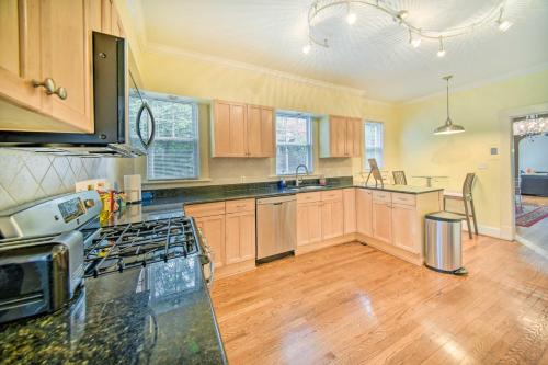 Centrally Located Duplex with Patio in Ghent! in Norfolk, USA