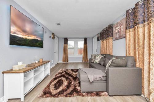 Sleeps 12 - 6 Beds Downtown with backyard