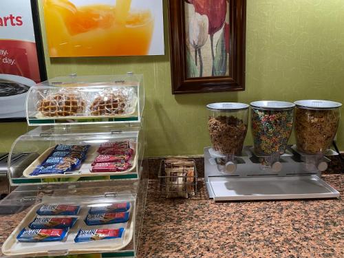 Econo Lodge - image 7