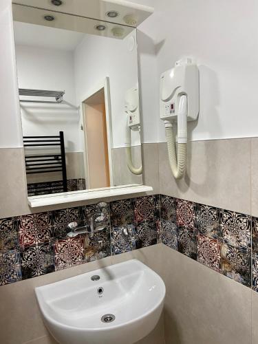 Halvat Guesthouse - image 10
