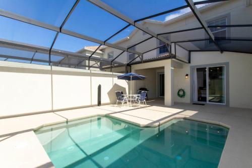 Stunning 4 Bedroom w/ Screened Pool Close to Disney 1568 - image 3