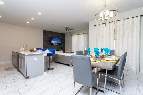 Stunning 4 Bedroom w/ Screened Pool Close to Disney 1568 - image 11