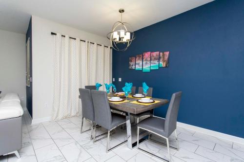 Stunning 4 Bedroom w/ Screened Pool Close to Disney 1568 - image 12