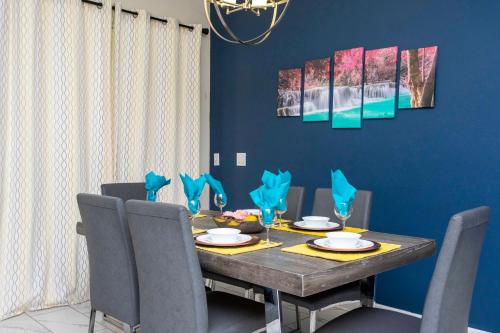 Stunning 4 Bedroom w/ Screened Pool Close to Disney 1568 - image 14