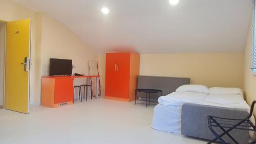 1 queen bed, 1 double bed, 1 sofa bed