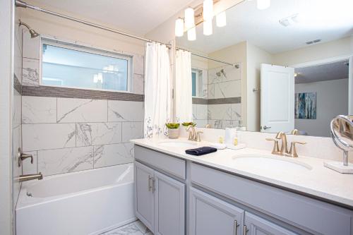 Marvelous 4 Bd w/ Pool Close to Disney 218 - image 13
