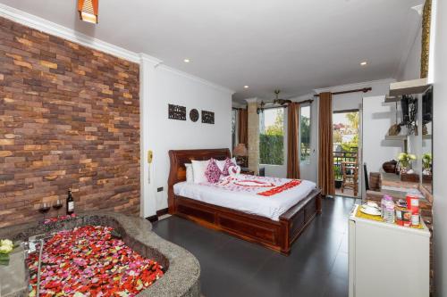 Double Room with Pool View image 10