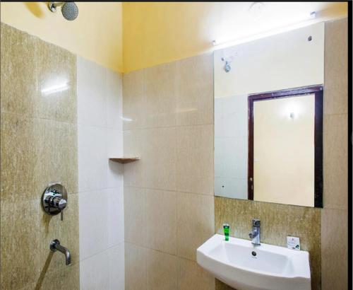 Bathroom, HOTEL DEEP CONTINENTAL BY WB Inn in Azamgarh