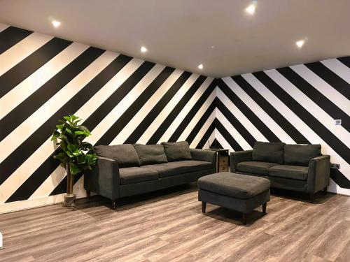 FLASH SALE Funky Holiday Accommodation Central Brighton Sleep 16 Guests