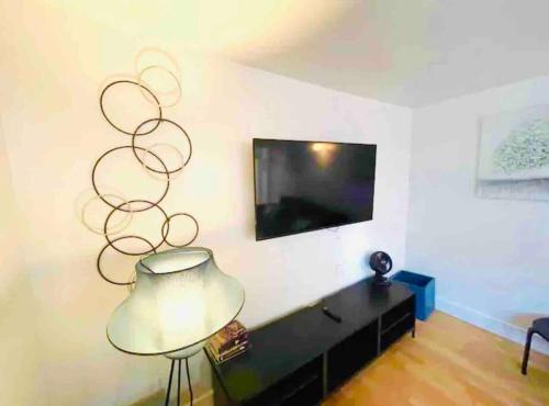 Front House 3 bedroom flat nice street, walk to BART, shops thumb 2