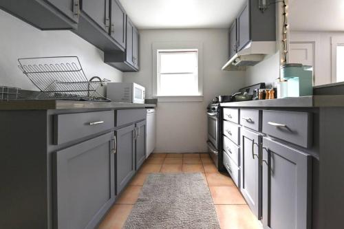 Front House 3 bedroom flat nice street, walk to BART, shops thumb 3