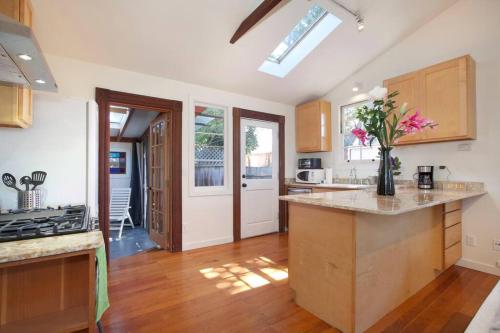 Berkeley Cottage, Comfy, Stylish Good Wi-Fi - Tap to explore photos