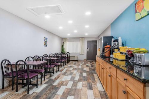 Food and beverages, Days Inn by Wyndham N Orlando/Casselberry in Winter Park / Altamonte Springs