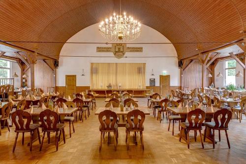 Restoran, Waldhotel & Restaurant Stieglitzenkrug in Feldberger Seenlandschaft