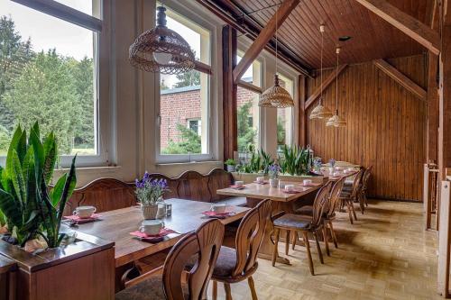 Restoran, Waldhotel & Restaurant Stieglitzenkrug in Feldberger Seenlandschaft