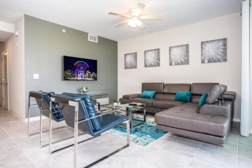 Luxurious 2 Bedroom Apartment Close to Disney 303 - image 2