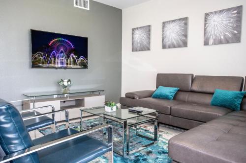 Luxurious 2 Bedroom Apartment Close to Disney 303 - image 6