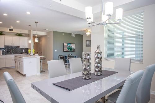 Luxurious 2 Bedroom Apartment Close to Disney 303 - image 9