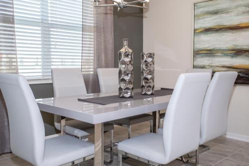Luxurious 2 Bedroom Apartment Close to Disney 303 - image 11