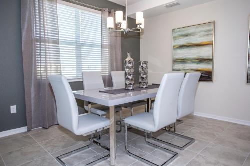 Luxurious 2 Bedroom Apartment Close to Disney 303 - image 13