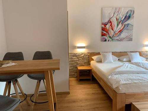 Landhotel Lowen 2.3km von Thüngersheim entfernt
