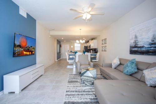 Stunning 2 Bedroom Apartment with AquaPark 304 - image 6