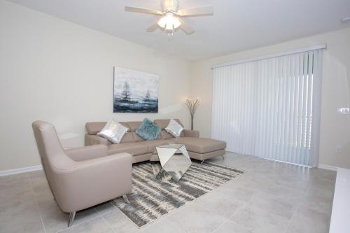 Stunning 2 Bedroom Apartment with AquaPark 304 - image 6
