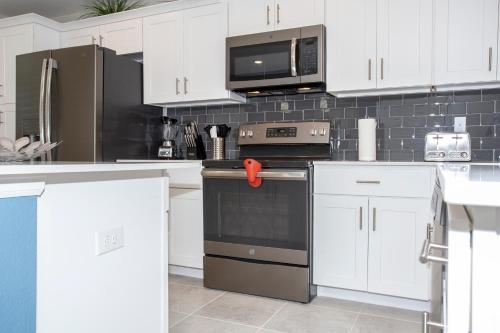 Stunning 2 Bedroom Apartment with AquaPark 304 - image 9