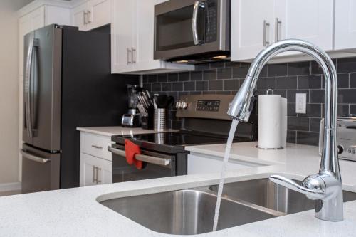Stunning 2 Bedroom Apartment with AquaPark 304 - image 11