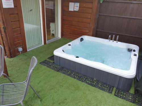 Luxurious lodge, Hot tub at Rudyard Lake, couples or small family