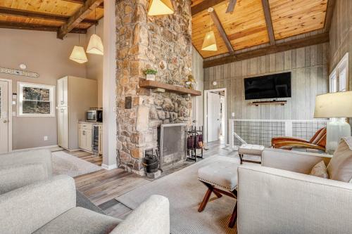 Shagbark Chalet in Beech Mountain, USA