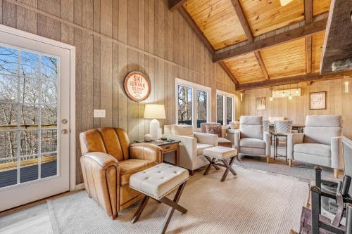 Shagbark Chalet in Beech Mountain, USA