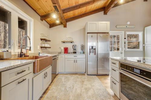 Shagbark Chalet in Beech Mountain, USA