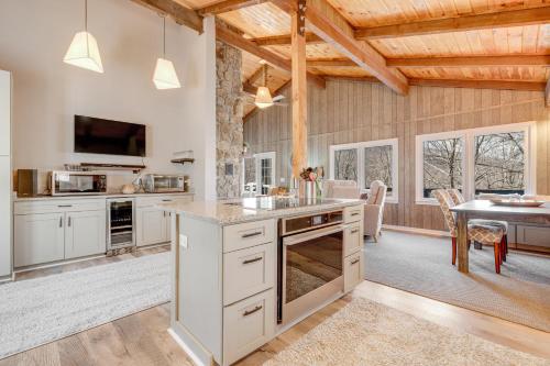 Shagbark Chalet in Beech Mountain, USA