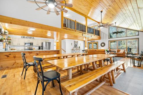 Bear Britches, Luxury Cabin, Theater Room, Hot Tub, WIFI!!! image